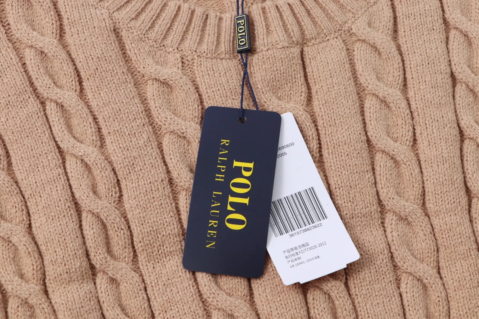 P210 [Ralph Lauren round neck solid color pony embroidery logo twist knitted sweater] ✅Ralph Lauren classic basic versatile knitted pullover crew neck sweater for men and women ✅Main supplier platform live broadcast Wholesale entity Replenish when out of stock will not be removed from the shelves ✅ZP quality 1:1 pattern making Scan the code to enter the GF website Counter quality ✅Detailed quality is the only one in Guangzhou Imported quality cotton yarn Focus on high-end cost-effective Good quality Needless to say ✅The version is restored to the original version. The maximum size can be worn up to 1105 pounds. Loose, comfortable and stress-free. ✅The upper body is simple and easy to match. A must-have for ootd. Good-looking clothes are never picky. A must-have in couples’ wardrobes. Size: S-XL. Color: black, white, gray, royal blue, pink, sky blue, khaki.